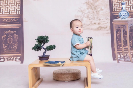 博尔塔拉蒙古宝宝边吃奶边挣扎烦躁